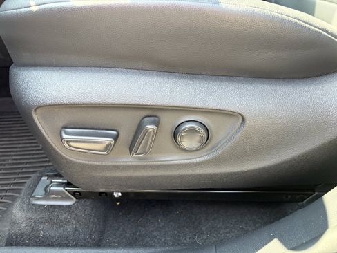Used 2023 Toyota Highlander XLE AWD/4WD image 13