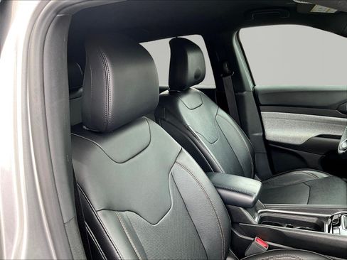 Used 2023 Jeep Compass Latitude AWD/4WD image 30