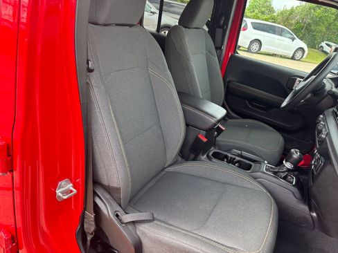 Used 2025 Jeep Wrangler Sahara image 36