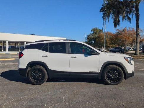 Used 2024 GMC Terrain SLE w/ Driver Convenience Package image 3