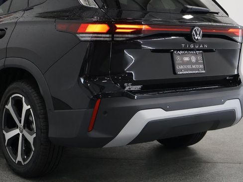 New 2025 Volkswagen Tiguan SE image 10