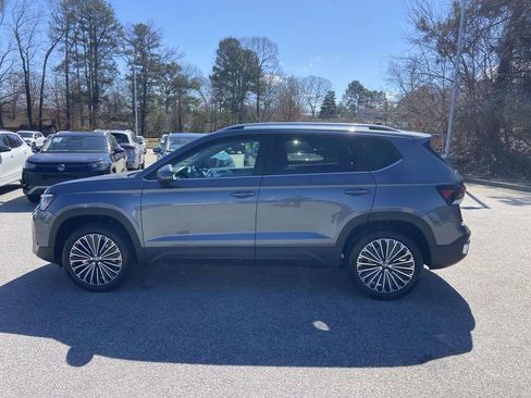 New 2026 Volkswagen Taos SE FWD image 6