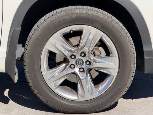 Used 2019 Toyota Highlander Limited w/ Carpet Mat Package (TMS) image 6