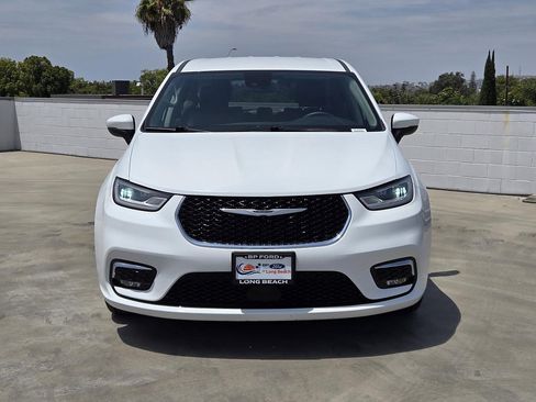 Used 2023 Chrysler Pacifica Touring-L FWD image 3