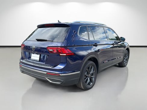 Used 2023 Volkswagen Tiguan SE FWD image 3