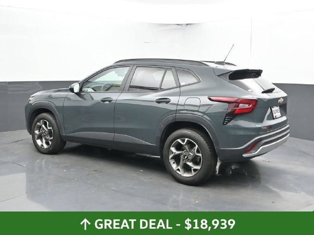 Used 2025 Chevrolet Trax LT FWD image 10