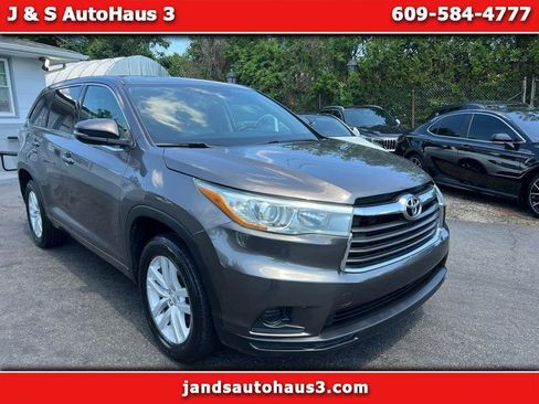 Used 2015 Toyota Highlander LE FWD image 1