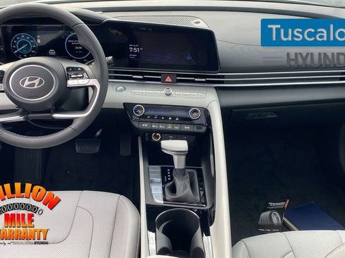 New 2025 Hyundai Elantra Limited image 27