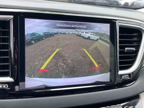 Used 2024 Chrysler Pacifica Touring-L FWD image 26