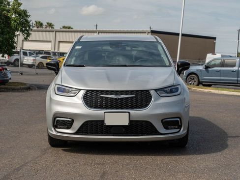Used 2024 Chrysler Pacifica Touring-L FWD image 2