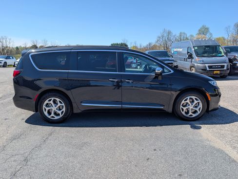 Used 2023 Chrysler Pacifica Limited image 6