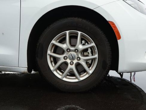 Used 2023 Chrysler Voyager LX image 5