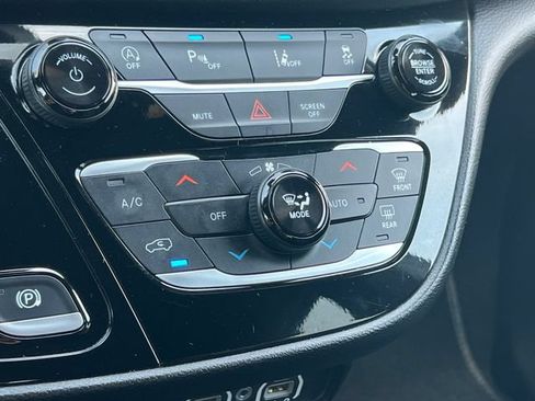 Used 2025 Chrysler Pacifica Select FWD image 28