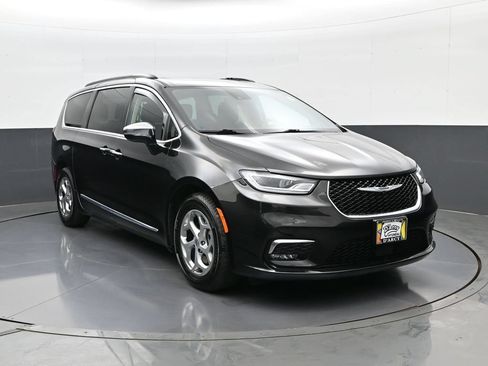 Used 2023 Chrysler Pacifica Limited FWD image 3