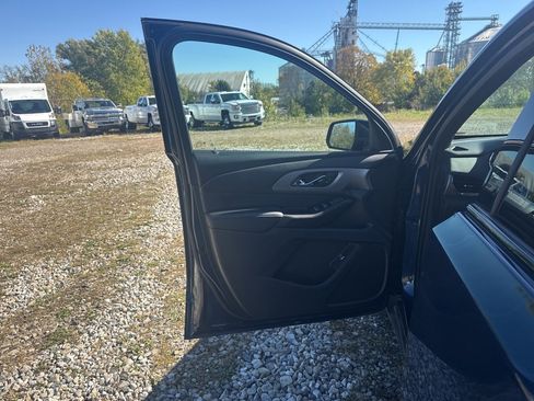 Used 2023 Chevrolet Traverse LT w/ Midnight/Sport Edition image 17