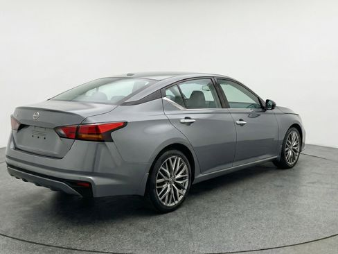 Used 2025 Nissan Altima 2.5 SV image 9