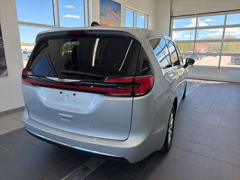 Used 2023 Chrysler Pacifica Touring-L FWD image 5