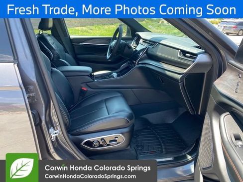 Used 2025 Jeep Grand Cherokee Overland w/ Luxury Tech Group IV AWD/4WD image 9