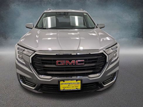 Used 2024 GMC Terrain SLE w/ Driver Convenience Package AWD/4WD image 2
