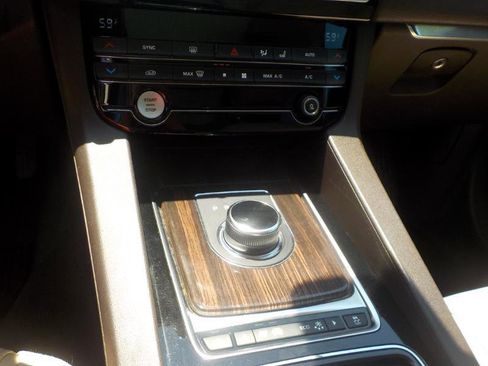 Used 2018 Jaguar F-PACE Prestige image 19