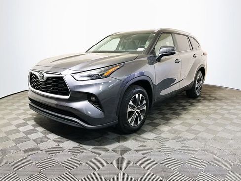 Used 2025 Toyota Highlander XLE image 4