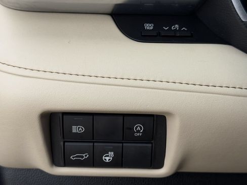 Used 2023 Toyota Highlander Limited FWD image 23