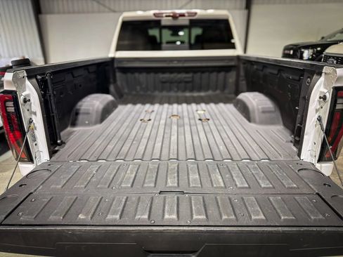 Used 2025 GMC Sierra 2500 AT4 w/ AT4 Premium Plus Package AWD/4WD image 11