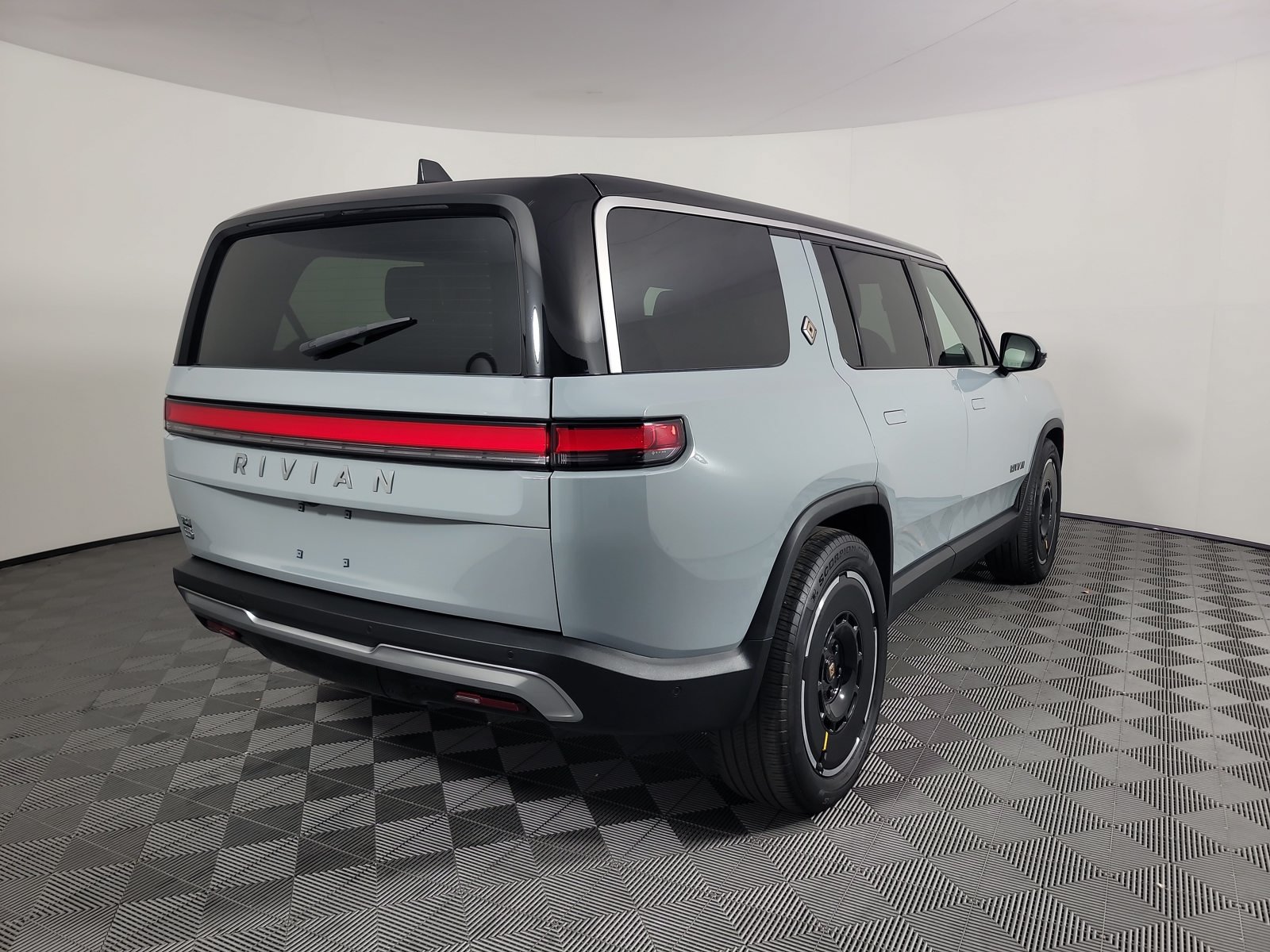Used 2025 Rivian R1S Adventure Dual AWD/4WD image 5