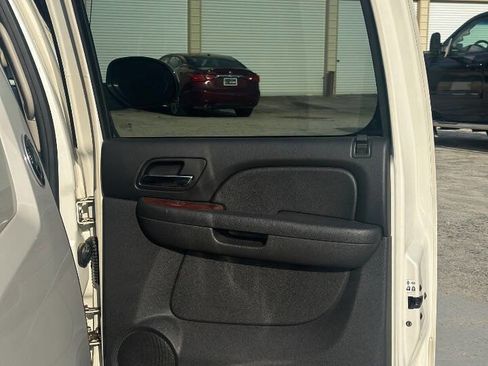 Used 2013 Chevrolet Avalanche LTZ image 35