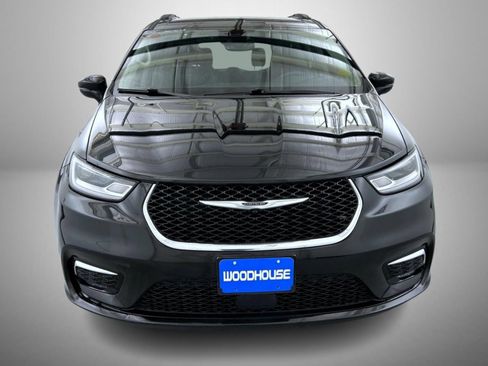 Used 2022 Chrysler Pacifica Touring-L FWD image 2