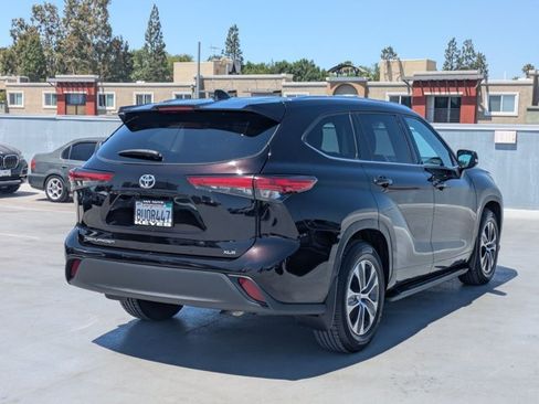 Used 2021 Toyota Highlander XLE FWD image 5