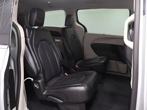Certified 2024 Chrysler Pacifica Touring-L FWD image 17