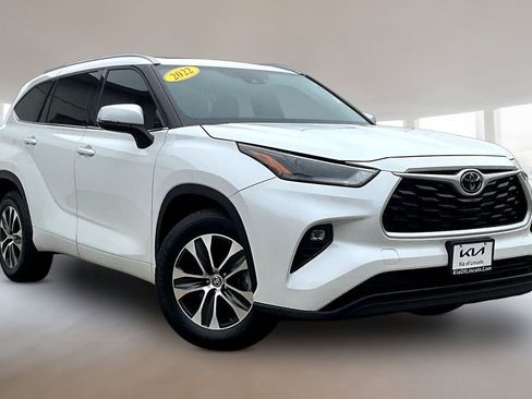 Used 2022 Toyota Highlander XLE image 3