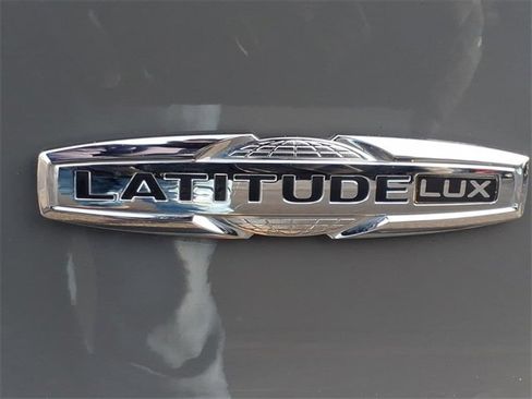 Certified 2022 Jeep Cherokee Latitude Lux w/ Sun & Sound Group image 12