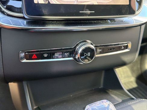 Used 2025 Volvo XC90 B5 Plus w/ Protection Package Premier AWD/4WD image 18