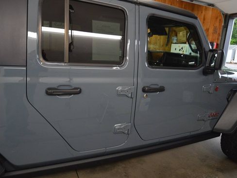 Used 2025 Jeep Gladiator Rubicon w/ Safety Group AWD/4WD image 8