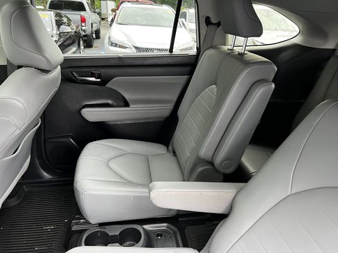 Used 2021 Toyota Highlander XLE AWD/4WD image 35