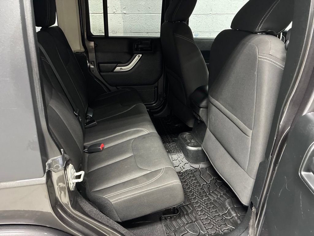 Used 2018 Jeep Wrangler Unlimited Sahara w/ Connectivity Group AWD/4WD image 9
