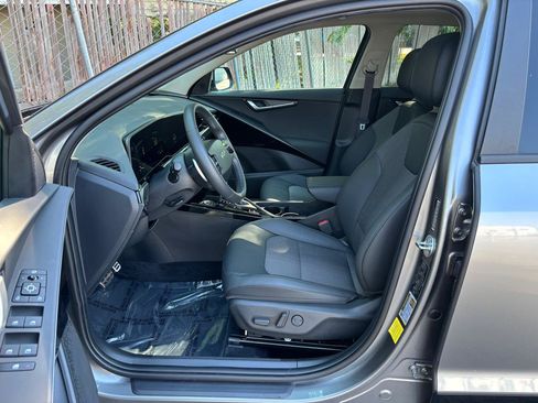 Used 2024 Kia Niro EX Touring FWD image 3