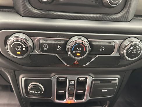 Used 2018 Jeep Wrangler Unlimited Sport S AWD/4WD image 17