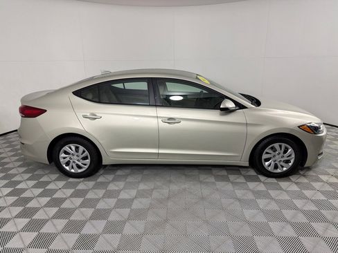Used 2017 Hyundai Elantra SE image 4