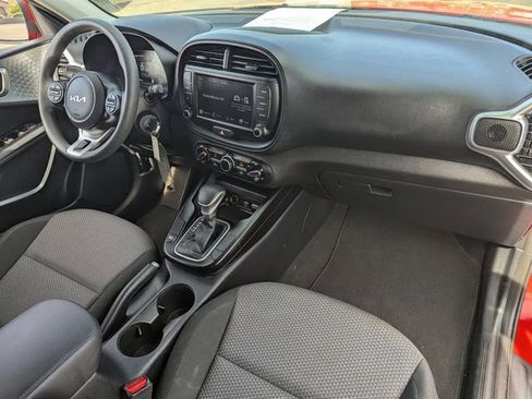 Used 2025 Kia Soul LX w/ LX Technology Package FWD image 12