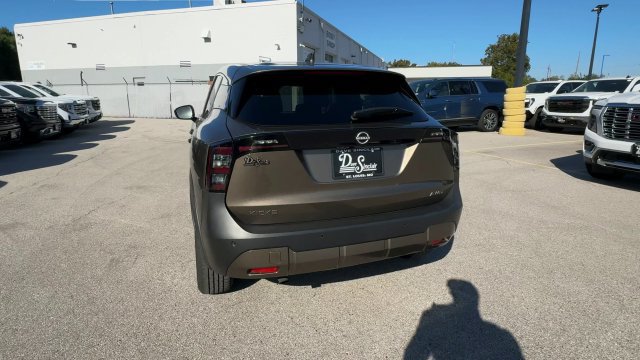 Used 2025 Nissan Kicks SV AWD/4WD image 8