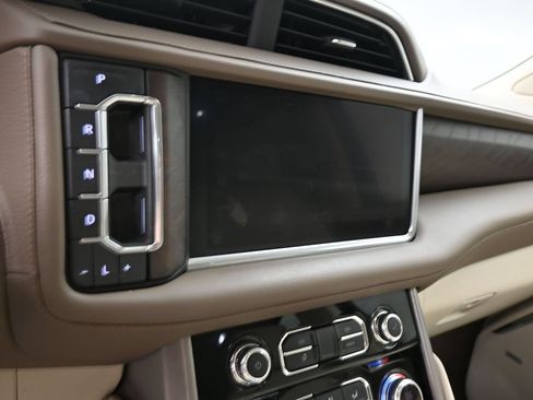 Used 2022 GMC Yukon XL Denali AWD/4WD image 15