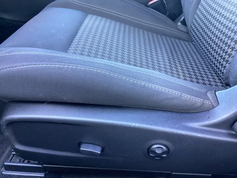 Used 2019 Dodge Challenger SXT image 10