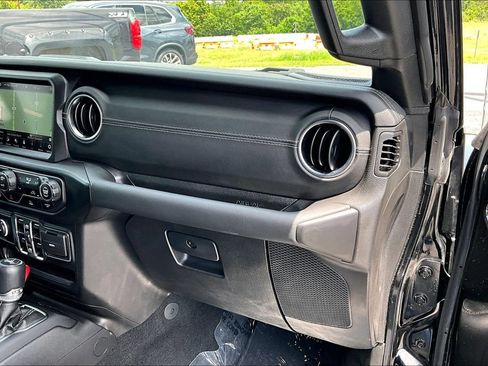 Used 2022 Jeep Wrangler Unlimited Sahara AWD/4WD image 28