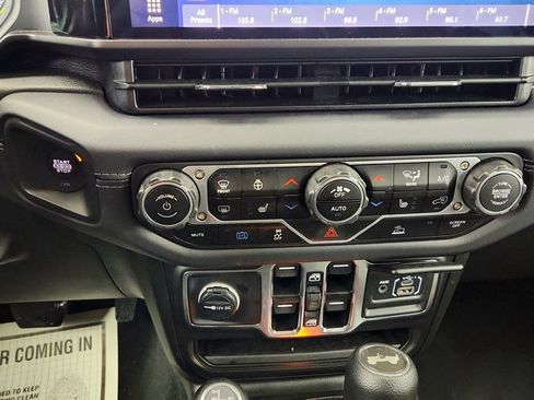 Used 2025 Jeep Wrangler Unlimited Sahara image 17