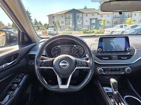 Used 2024 Nissan Altima 2.5 SR FWD image 12