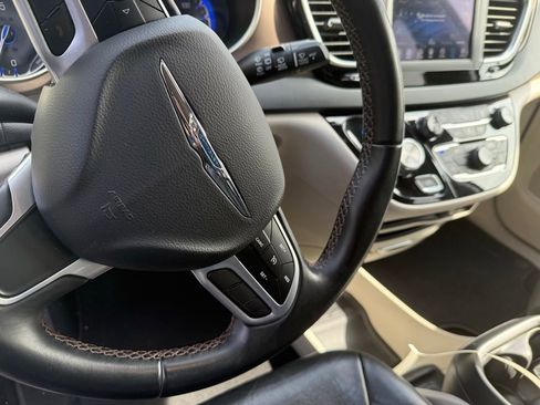 Used 2018 Chrysler Pacifica Touring-L FWD image 8