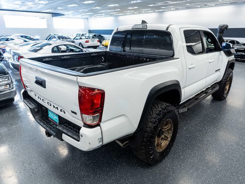 Used 2017 Toyota Tacoma TRD Off-Road AWD/4WD image 5